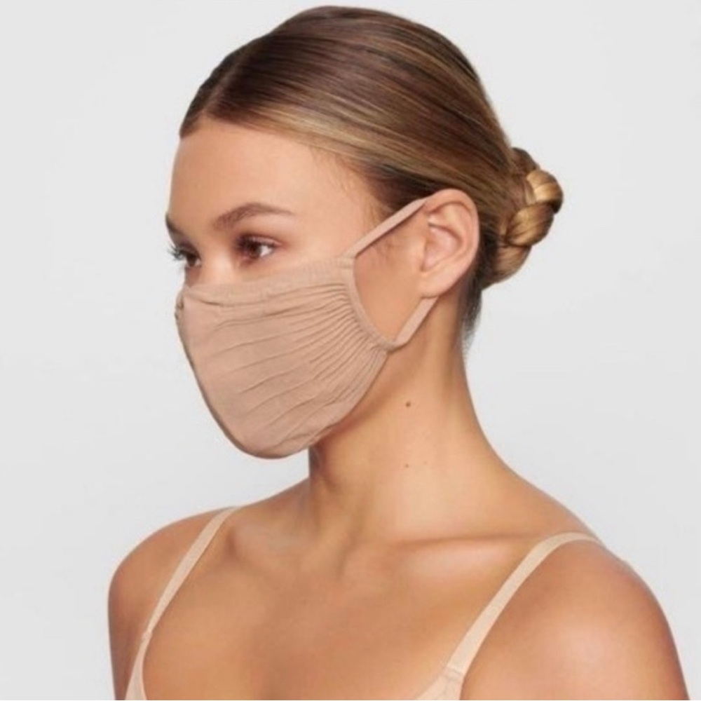 NWT SKIMS (OS) Face Mask Sand